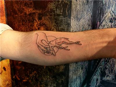 geyik-karaca-ve-el-dovmesi---deer-and-hand-tattoo