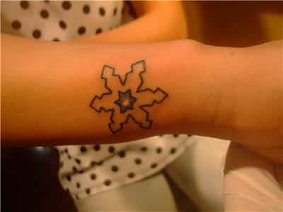 kar-tanesi-dovmesi---snowflake-tattoo