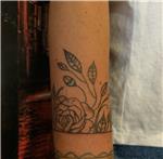 bant-cizgi-uzerine-gul-ve-yapraklar-dovmesi---rose-and-leaves-line-tattoo