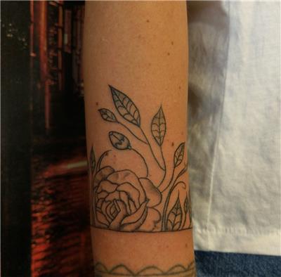 bant-cizgi-uzerine-gul-ve-yapraklar-dovmesi---rose-and-leaves-line-tattoo