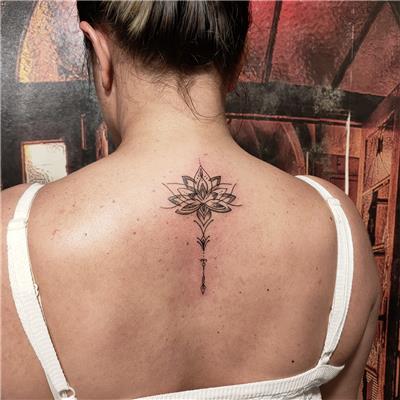 sirta-lotus-dovmesi---lotus-tattoo-on-back
