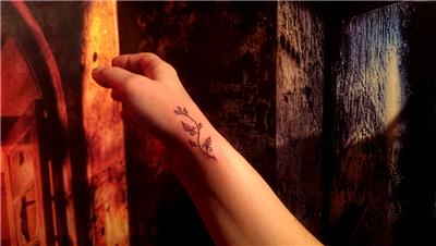 el-uzerine-sarmasik-cicek-dal-yaprak-dovmesi---ivy-tattoo-on-hand