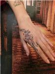 el-uzeri-kesik-izi-cicek-ve-sarmasiklar-ile-kapatma-dovmesi---hand-scar-cover-with-flower-tattoo