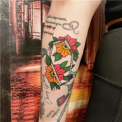 tabut-ve-cicekler-dovmesi---old-school-coffin-and-flowers-tattoo