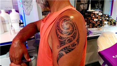 spiral-helezon-salyangoz-kabugu-fosili-dovmesi---spiral-snail-fossil-tattoo-