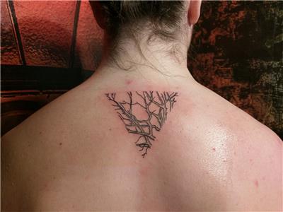 ters-ucgen-icinde-dallar-sirt-dovmesi---branches-in-inverted-triangle-tattoo