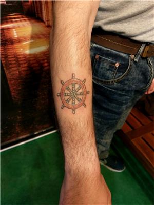 gemi-dumeni-dovmesi-renklendirme---ship-wheel-tattoo