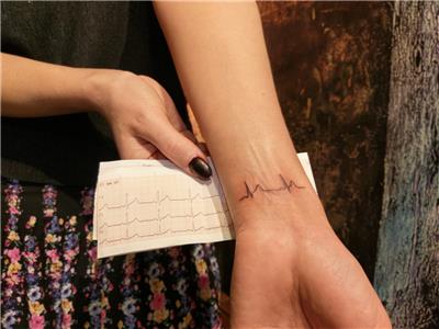 ekg-elektrokardiyogram--gercek-kalp-ritmi-dovmesi---ekg-heart-beat-tattoo