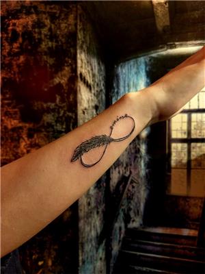 tuy-sonsuzluk-ve-isim-dovmesi---feather-with-infinity-name-tattoo