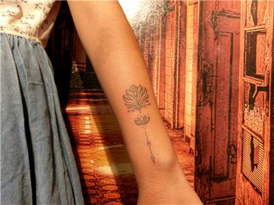 kol-uzerine-lotus-cicegi-ve-ok-dovmesi---lotus-arrow-arm-tattoo