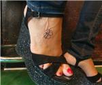 ayak-uzerine-minimal-yonca-dovmesi---clover-tattoo-on-foot