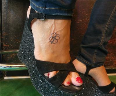 ayak-uzerine-minimal-yonca-dovmesi---clover-tattoo-on-foot