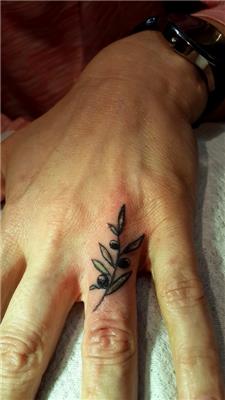 parmak-uzerine-zeytin-dali-dovmesi---olive-branch-tattoo-on-finger