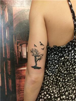 isim-dovmesi-uzerini-agac-ve-kuslar-dovmesi-ile-kapatma-calismasi---name-tattoo-cover-up-with-tree-and-birds