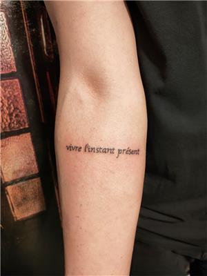 vivre-l-instant-present-tattoo---ani-yasa-anlaminda-yazi-dovmesi