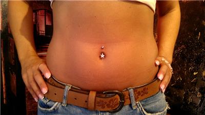 yildiz-seklinde-gobek-piercing---star-belly-button-navel-piercing