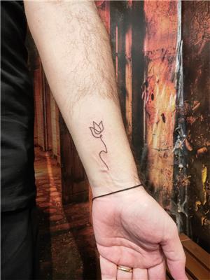 cizgisel-lale-dovmesi---linear-tulip-tattoo