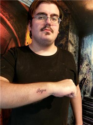 reigns-oyun-yazi-dovmesi---reigns-gamer-tattoo