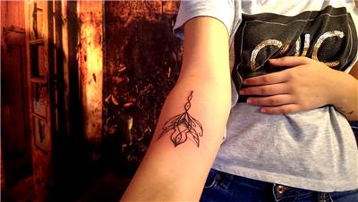 cizgisel-kus-ve-cicek-dovmesi---flower-and-bird-line-work-tattoo