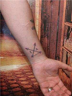 capraz-oklar-tarih-isim-bas-harfleri-sevgili-dovmesi---crossed-arrows-date-couple-tattoos