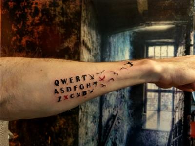 qwerty-q-klavye-harfler-ve-kuslar-dovmesi---qwerty-q-keyboard-and-birds-tattoo