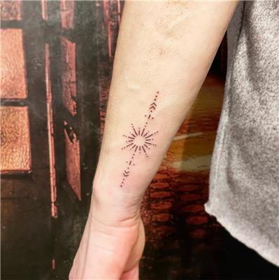 cizgisel-gunes-bilek-dovmesi---simple-line-sun-tattoo
