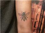 kralice-ari-dovmesi---queen-bee-tattoo