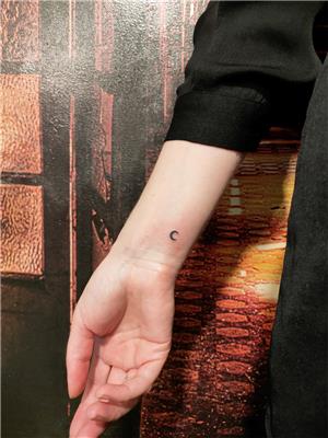 bilege-minimal-ay-dovmesi---minimal-moon-tattoo