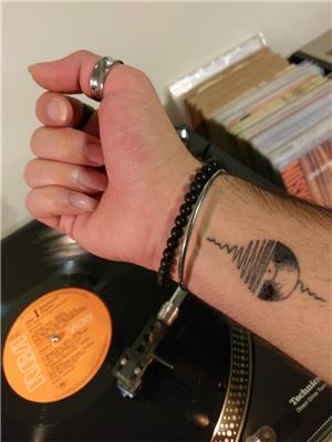 elvis-presley-imzasi-ve-ses-dalgasi-plak-dovmesi---elvis-presley-signature-and-sound-wave-vinyl-record-tattoo