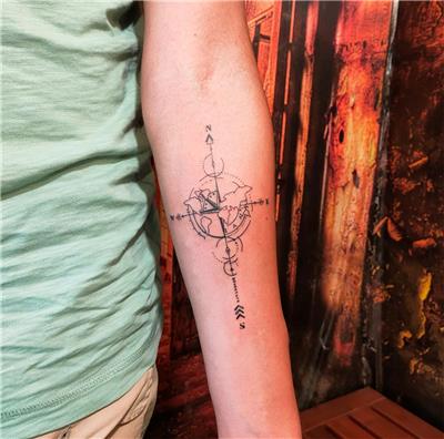 pusula-dunya-haritasi-ve-ok-dovmesi---compass-world-map-and-arrow-tattoo