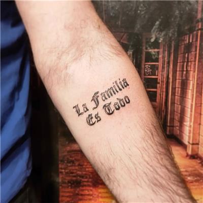 aile-her-seydir-yazi-dovmesi---la-familia-es-todo-tattoo