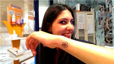 dort-yaprakli-yonca-sans-dovmesi---lucky-clover-tattoo