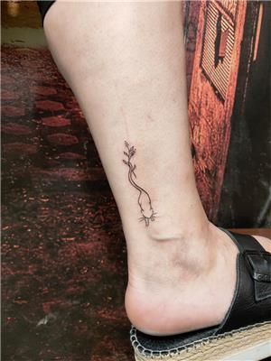 ayak-bilegine-minimal-kedi-ve-cicek-dovmesi---minimal-cat-and-flower-tattoo