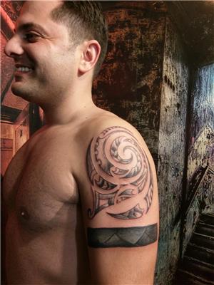 kanat-dovmesi-uzerine-tribal-omuz-dovmesi-ve-kol-bandi---wing-tattoo-cover-up-with-tribal-and-band-tattoo