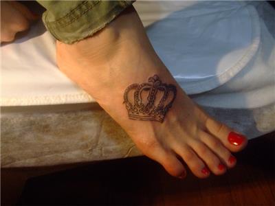 ayak-uzerine-tac-dovmesi---crown-tattoo-on-foot