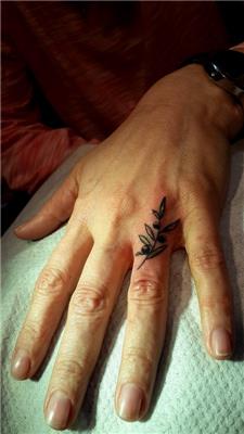 parmak-uzerine-zeytin-dali-dovmesi---olive-branch-tattoo-on-finger