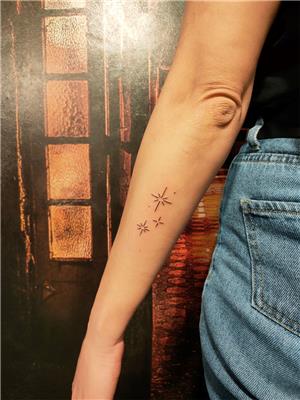 bilege-yildizlar-dovmesi---stars-tattoo