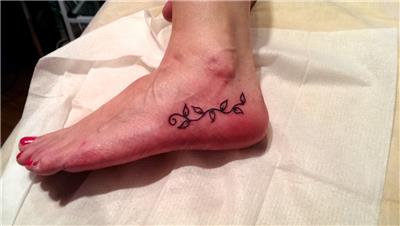 ayak-kenarina-sarmasik-yaprak-dovmesi---ivy-and-leaf-foot-tattoo