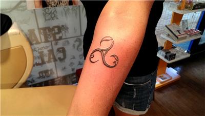 uclu-sarmal-dovmesi---triskele--yunancatriskelion--tattoo