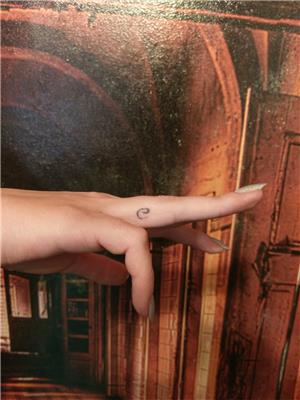 parmak-uzerine-gul-dovmesi-ile-dovme-kapatma-calismasi---cover-up-tattoo-with-rose-on-finger