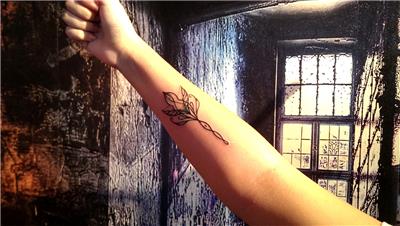 cizgisel-kus-ve-cicek-dovmesi---flower-and-bird-line-work-tattoo