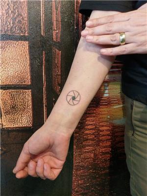 f-8-diyafram-kamera-lens-sembolu-dovmesi---an-aperture-of-f-8-camera-lens-tattoo
