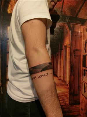 golgeli-serit-bant-ve-kolu-saran-tarih-dovmeleri---shaded-band-and-date-tattoo