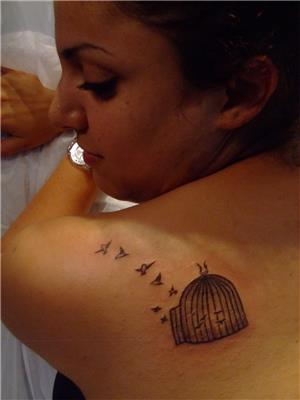 kafesten-ozgurluge-ucan-kuslar-dovmesi---bird-cage-tattoos