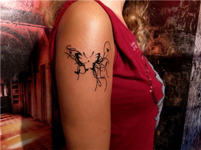 kol-uzerinde-siyah-kelebekler-dovmesi---black-butterflies-tattoo
