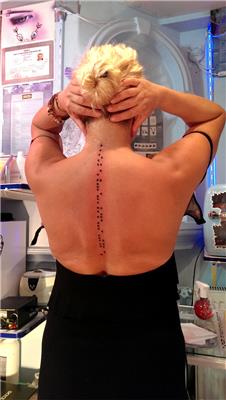 brail-sirt-dovmesi-kosulsuz-sevgi---braille-back-tattoo