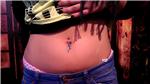 tuy-boncuk-gobek-piercing-ile-delim-navel-piercing