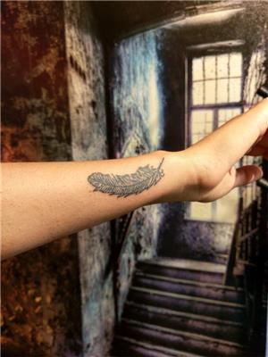 isim-dovmesi-uzerini-tuy-ile-kapatma-calismasi---name-tattoo-cover-up-with-feather