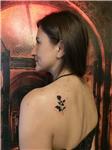 omuza-siyah-gul-dovmesi---black-rose-tattoo