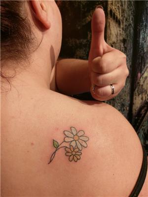 omuza-papatyalar-dovmesi---daisy-tattoos-on-back-shoulder